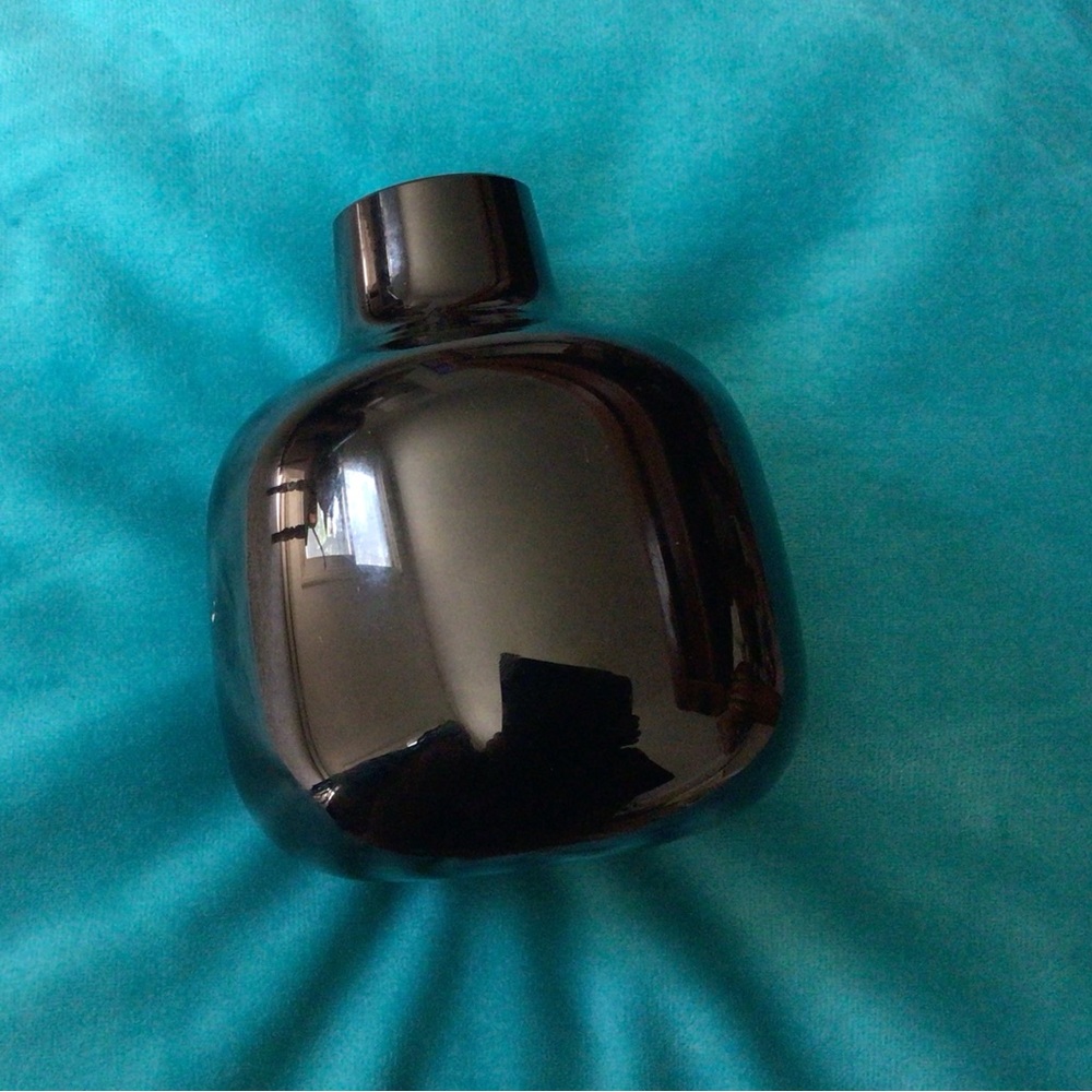 Tora Uruk designer Scandinavian minimalist style vase